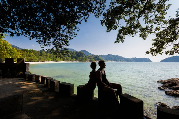 Young Tourist Couple Onteluk Nipah Coral Beach Pangkor Island Malaysia — Stock Photo, Image