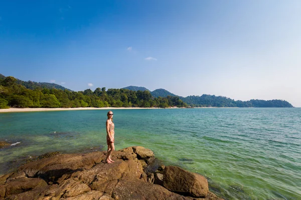 Fiatal Turista Teluk Nipah Coral Beach Malajzia Pangkor Szigetén Gyönyörű — Stock Fotó