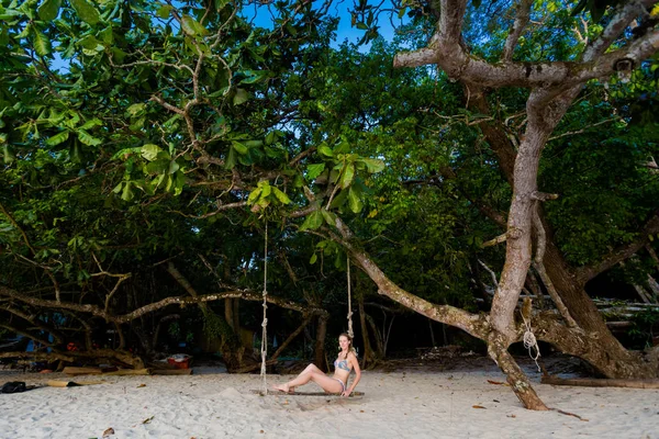 Fiatal Turista Pihentető Hinta Onteluk Nipah Coral Beach Pangkor Island — Stock Fotó