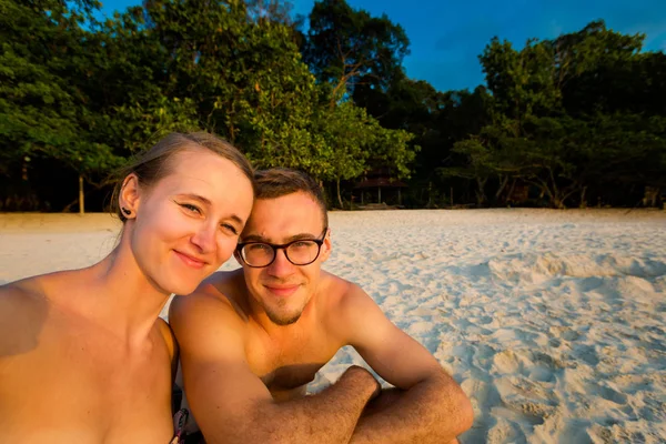 Pareja Turistas Jóvenes Enteluk Nipah Playa Coral Isla Pangkor Malasia — Foto de Stock