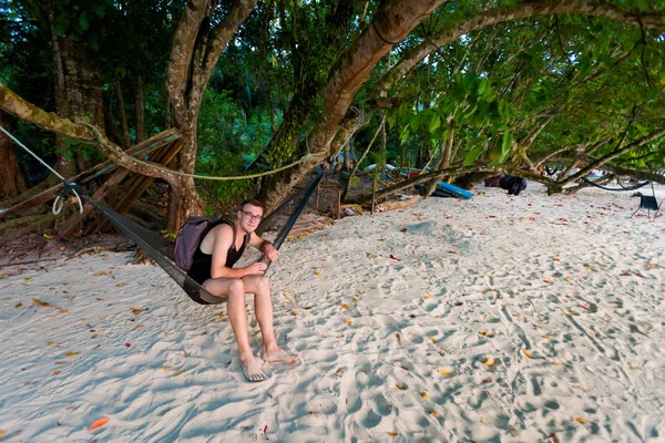 Fiatal Turista Pihentető Hinta Onteluk Nipah Coral Beach Pangkor Island — Stock Fotó