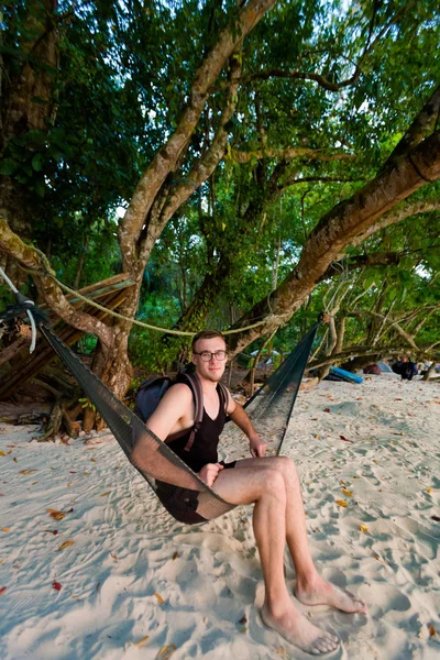 Jonge Toeristische Ontspannen Schommel Onteluk Nipah Koraal Beach Pangkor Island — Stockfoto