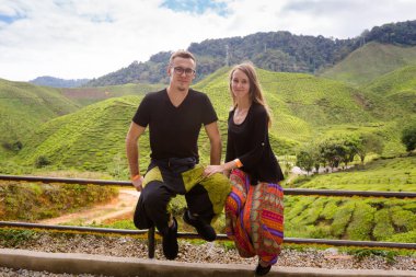 Bharat çay plantasyon Cameron Highlands turistlere çift Dağları Milli Parkı Malezya'manzara. Güney Doğu Asya'nın tarım.