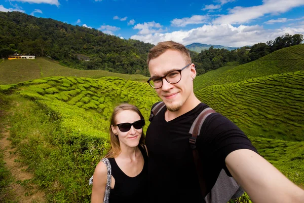 キャメロンハイランドのバーラト茶畑に観光客のカップル マレーシアの国立公園の山のある風景します 東南アジアの農業 — ストック写真
