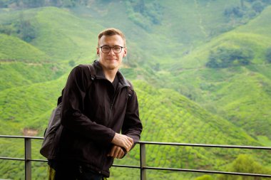 Güzel manzara ile genç turist Boh çay plantasyon Cameron Highlands Dağları Milli Parkı Malezya'nda üzerinde gerçekleştirilen. Güney Doğu Asya'nın tarım.