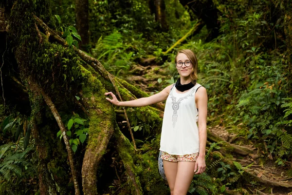 Beau Paysage Avec Jeunes Touristes Pris Lors Trekking Sur Gunung — Photo