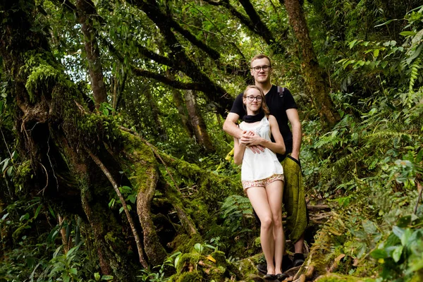 Hermoso Paisaje Con Una Joven Pareja Turistas Durante Trekking Gunung — Foto de Stock