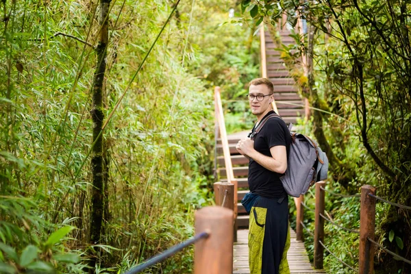 キャメロンハイランド マレーシアの国立公園山中苔林でのトレッキング中に撮影した若い観光客と美しい風景 東南アジアに旅行 — ストック写真