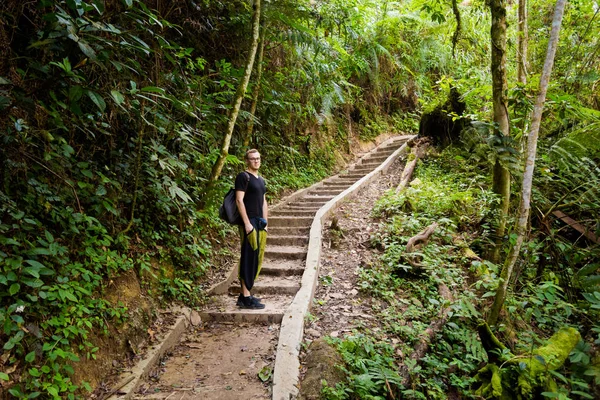 キャメロンハイランド マレーシアの国立公園山中でパリト フォールズへのトレッキング中に撮影した若い観光客と美しい風景 東南アジアに旅行 — ストック写真