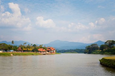 Malezya'da Kuala Kangsar şehirde güzel manzara. Nehir kıyısı Güney Doğu Asya'da binalar.