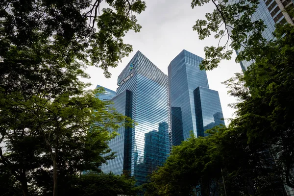 在新加坡美丽的滨海湾周围的建筑 东南亚现代未来景观 — 图库照片