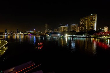 Mimarisi güzel Marina Bay Singapur. Modern futuristik gece cityscape Güney Doğu Asya.