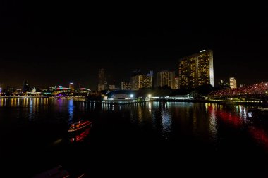 Mimarisi güzel Marina Bay Singapur. Modern futuristik gece cityscape Güney Doğu Asya.