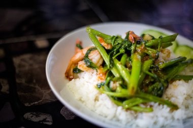 Asya baharatlı lahana ve baharatlı stirfry Yasemin pirinç üzerine hizmet karides taze hazırlanmış. Taze malzemelerle yapılan geleneksel Tayland mutfağı.
