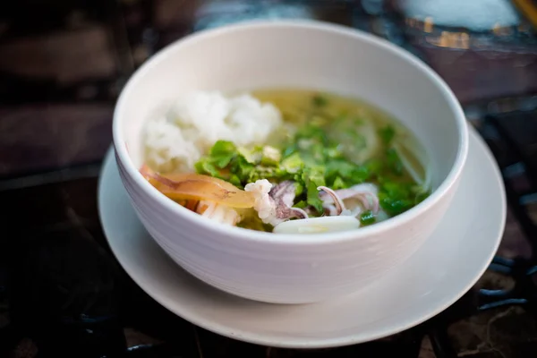 新鲜准备的亚洲辣薄米粉海鲜汤与章鱼和鱿鱼 传统的泰国菜 由新鲜的配料制成 — 图库照片