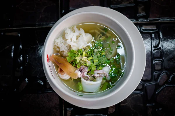 新鲜准备的亚洲辣薄米粉海鲜汤与章鱼和鱿鱼 传统的泰国菜 由新鲜的配料制成 — 图库照片
