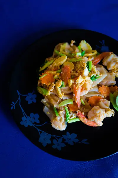 Vers Bereid Aziatische Pittig Gebakken Platte Noedels Stirfry Met Garnalen — Stockfoto