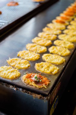 Taze altın tatlı krep khanom buang Bangkok yerel pazardaki hazırlanmış. Taze malzemelerle yapılan geleneksel Tayland mutfağı.