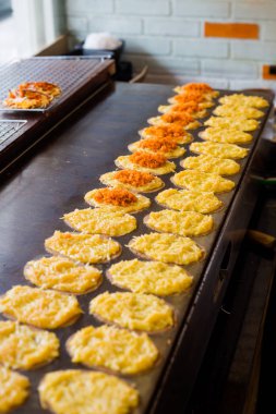 Taze altın tatlı krep khanom buang Bangkok yerel pazardaki hazırlanmış. Taze malzemelerle yapılan geleneksel Tayland mutfağı.