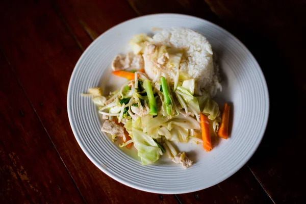 Čerstvě Připravené Asijská Pikantní Vepřové Zeleniny Thajské Stirfry Podávané Jasmínovou — Stock fotografie