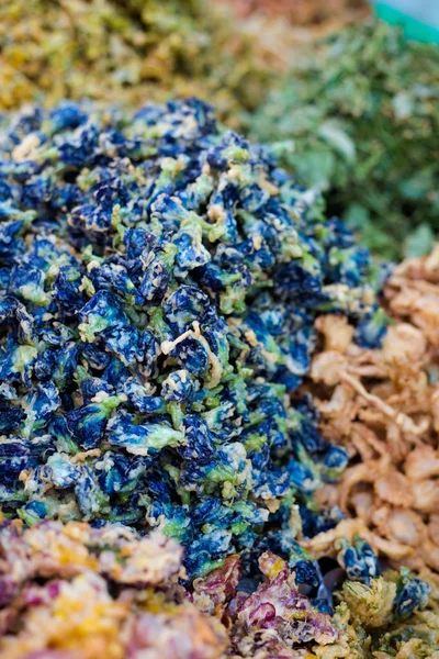 Yerel pazar Asya derin kızarmış gevrek çiçekler taze hazırlanmış. Taze malzemelerle yapılan geleneksel Tayland mutfağı.