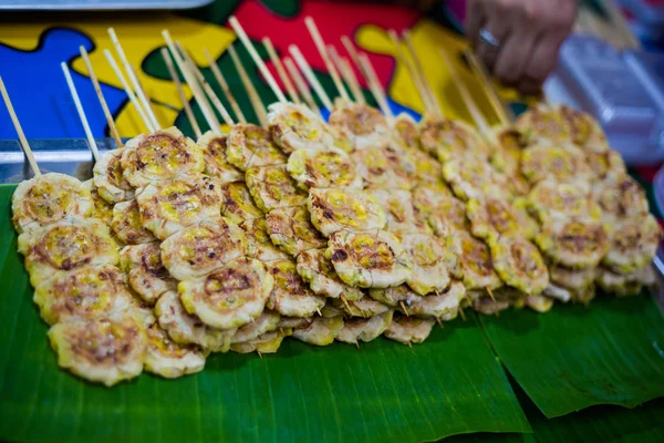 ローカル市場ではバンコクの串に新鮮なグリル アジア バナナのスライス 新鮮な食材を使った伝統的なタイ料理 — ストック写真