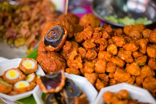 ローカル市場ではバンコクの打者の新鮮なアジア鴨肉世紀卵 新鮮な食材を使った伝統的なタイ料理 — ストック写真