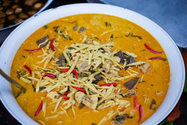 Taze baharatlı Kırmızı körili tavuk, kırmızı biber ve bambu ile çekim Bangkok yerel pazar üzerinde hazırlanmış. Taze malzemelerle yapılan geleneksel Tayland mutfağı.