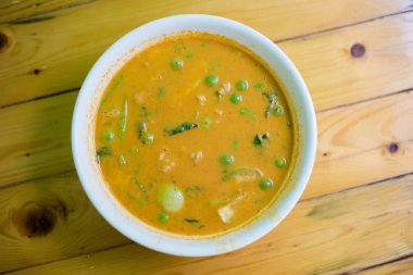 Taze hazırlanmış baharatlı kırmızı köri yeşil bezelye, patlıcan ve otlar Bangkok yerel pazardaki çorbası. Taze malzemelerle yapılan geleneksel Tayland mutfağı.