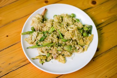 Taze hazırlanmış baharatlı deniz ürünleri yeşil köri Bangkok yerel pazardaki kızarmış pilav. Taze malzemelerle yapılan geleneksel Tayland mutfağı.