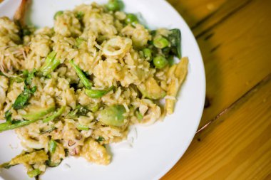 Taze hazırlanmış baharatlı deniz ürünleri yeşil köri Bangkok yerel pazardaki kızarmış pilav. Taze malzemelerle yapılan geleneksel Tayland mutfağı.