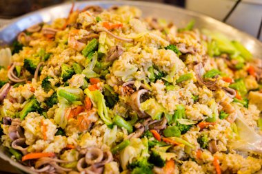 Sebze ile taze hazırlanmış baharatlı deniz ürünleri kızarmış pilav Bangkok yerel piyasada. Taze malzemelerle yapılan geleneksel Tayland mutfağı.