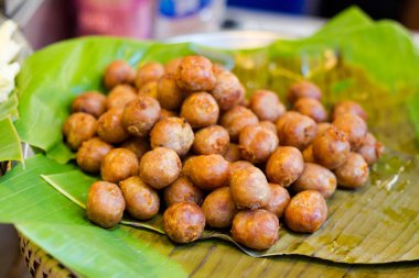 Taze Asya baharatlı bir domuz sosis topları Barbekü yerel piyasada. Taze malzemelerle yapılan geleneksel Tayland mutfağı.