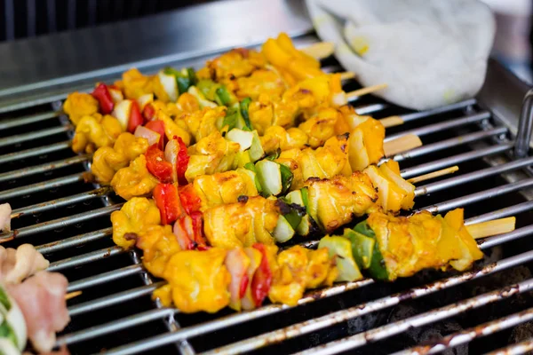 新鮮なアジア スパイシーな野菜と豚肉の串焼きバーベキュー ローカル市場 新鮮な食材を使った伝統的なタイ料理 — ストック写真
