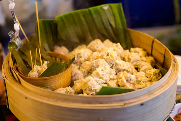 新鮮な準備ができてアジア蒸し点心餃子バンコクのローカル市場での選択です 新鮮な食材を使った伝統的なタイ料理 — ストック写真