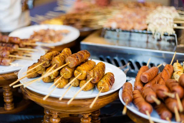 新鮮なアジアのスパイシーなイサーン豚肉ソーセージ串バーベキュー ローカル市場 新鮮な食材を使った伝統的なタイ料理 — ストック写真