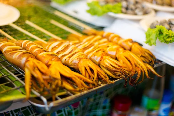 新鮮な準備金スパイシーなイカのローカル市場ではバンコクの串をバーベキューします 新鮮な食材を使った伝統的なタイ料理 — ストック写真