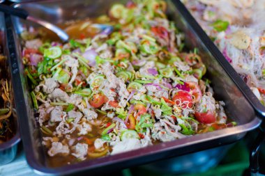 Taze Asya baharatlı domuz salata Bangkok yerel pazardaki gevrek sebzeler ile hazırlanmış. Taze malzemelerle yapılan geleneksel Tayland mutfağı.