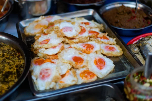 Huevos Fritos Asiáticos Recién Preparados Mercado Local Bangkok Cocina Tailandesa —  Fotos de Stock