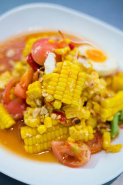 Taze Asya baharatlı som tam Mısır salata sebze Bangkok yerel pazardaki ile hazırlanmış. Taze malzemelerle yapılan geleneksel Tayland mutfağı.