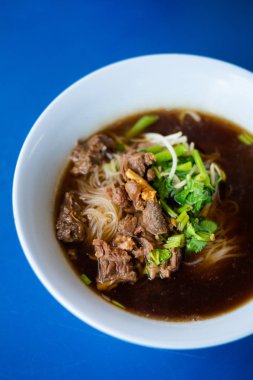 Asya aromatik koyu soya sosu suyu yerel Restoran Bangkok pirinç şehriye çorbası et haşlanmış taze hazırlanmış. Taze malzemelerle yapılan geleneksel Tayland mutfağı.