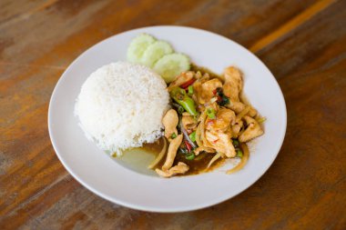 Yasemin pirinç Koh Mook Adası yerel restoranda taze hazırlanmış Asya baharatlı tavuk biber ile servis. Taze malzemelerle yapılan geleneksel Tayland mutfağı.