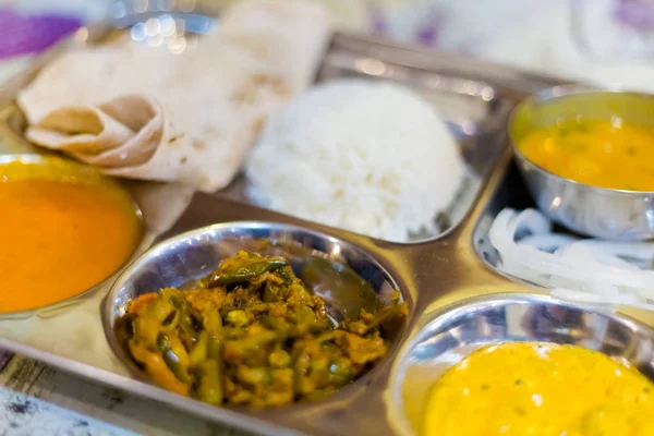 在曼谷的当地餐馆 新鲜的准备好的辛辣的印度食物选择 由新鲜配料制成的传统亚洲菜肴 — 图库照片
