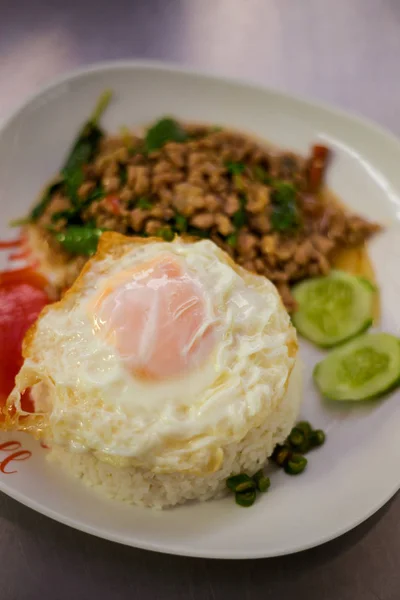 Hidangan Segar Yang Disiapkan Dari Kemangi Manis Asia Ayam Cincang — Stok Foto