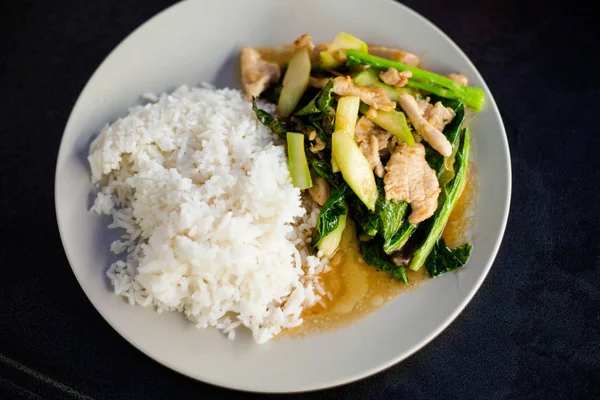 Vers Bereid Aziatische Pittige Boerenkool Pittige Stirfry Kip Geserveerd Met — Stockfoto