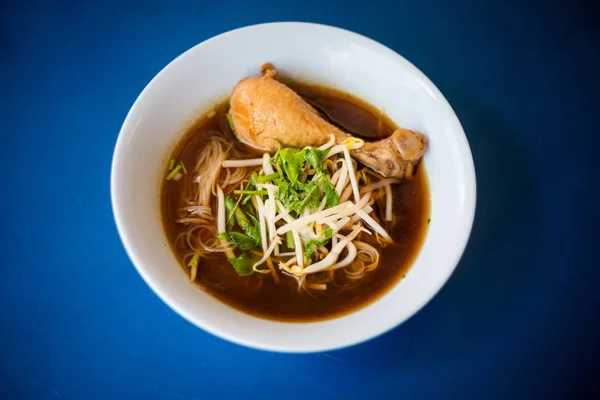 新鲜准备的亚洲芳香黑酱油肉汤与米粉在当地餐馆在曼谷 传统的泰国菜 由新鲜的配料制成 — 图库照片
