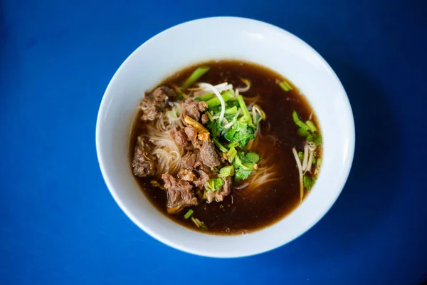 新鲜准备的亚洲芳香黑酱油肉汤与米粉在当地餐馆在曼谷 传统的泰国菜 由新鲜的配料制成 — 图库照片