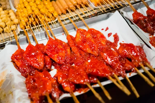 新鮮なアジアのスパイシーな鶏と豚串バーベキューの夜にローカル市場のランタ島サラダン 新鮮な食材を使った伝統的なタイ料理 — ストック写真