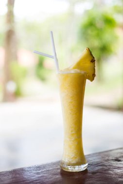 Tatlı buz ananas shake Koh Mook Adası yerel restoranda taze hazırlanmış. Taze malzemelerle yapılan geleneksel Tayland mutfağı.