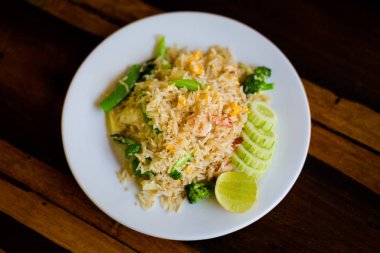 Taze salatalık ve yerel Restoran Koh Mook adada kireç Asya baharatlı deniz ürünleri ve sebze kızarmış pilav hazırlanmış. Taze malzemelerle yapılan geleneksel Tayland mutfağı.